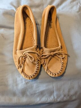 Minnetonka Women's Suede Moccasins in Tan Brown